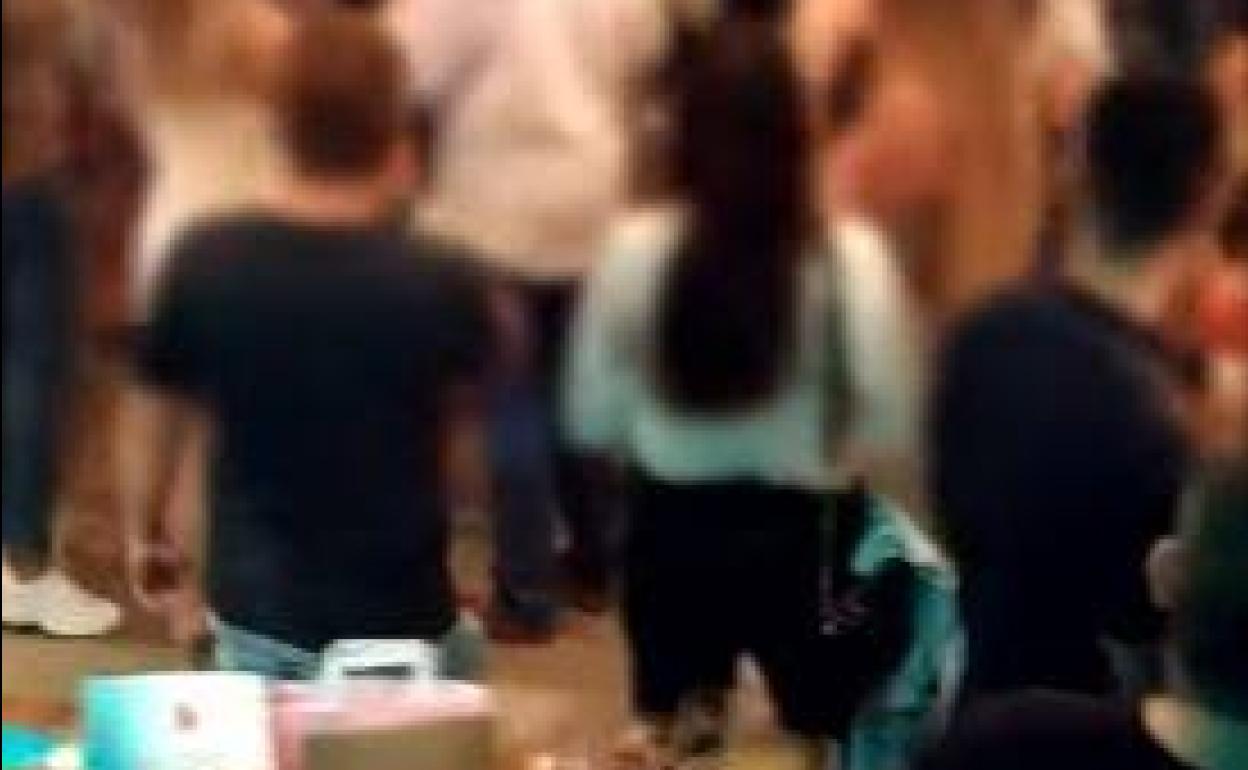 Desalojan un chiringuito de Málaga cuyos clientes cuadruplicaban el aforo permitido en fase 3