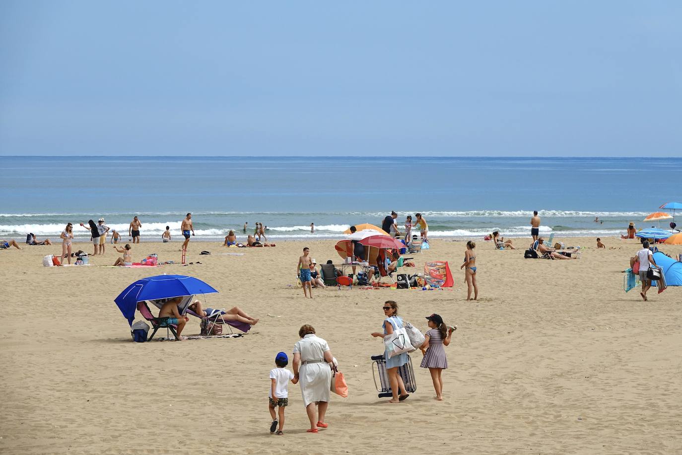 Así es la nueva normalidad en las playas asturianas. 