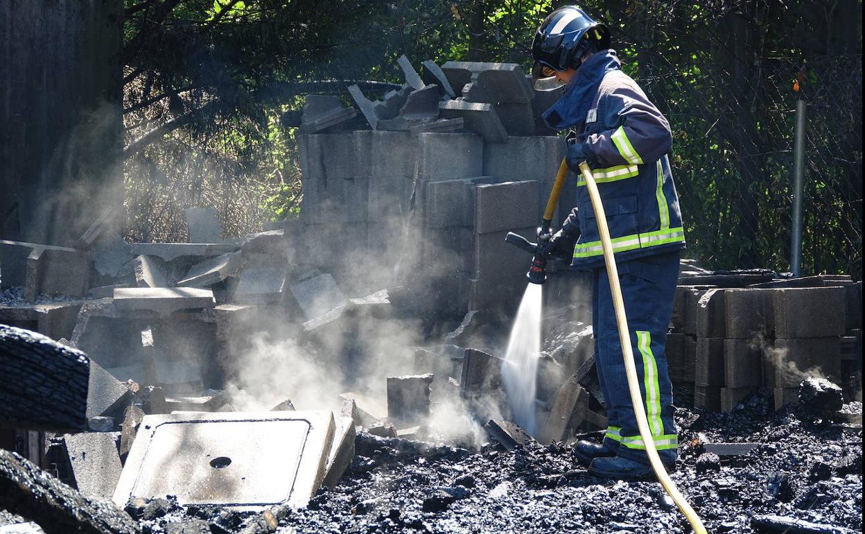 Los bomberos, sofocando el fuego en las instalaciones de la empresa. 