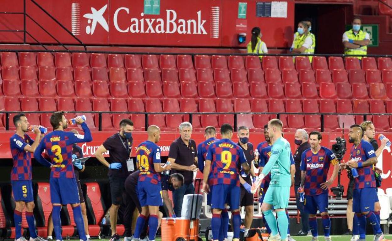 Quique Setién habla con sus jugadores en el Sánchez Pizjuán. 