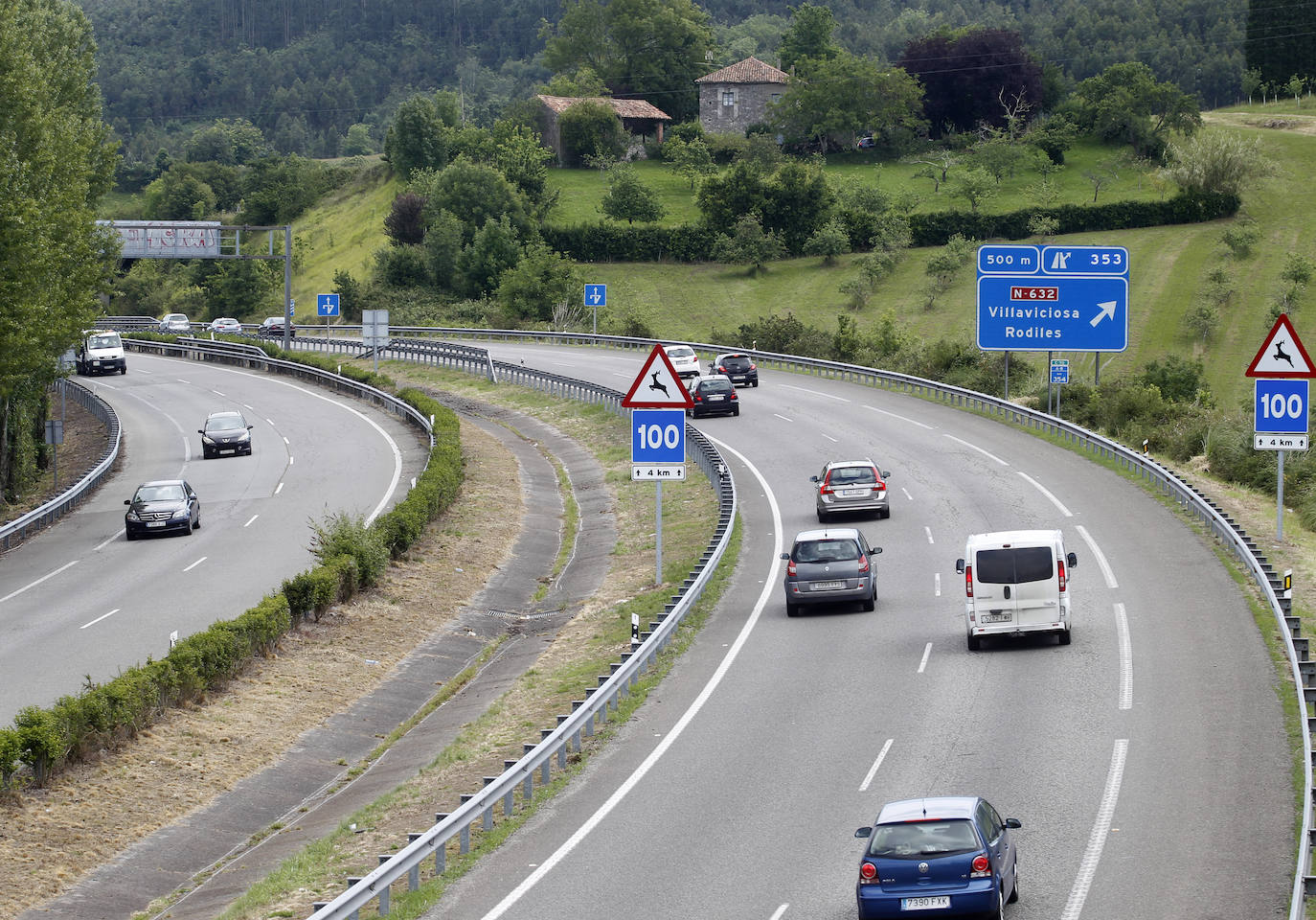 El Principado deja atrás las restricciones y estrena, como el resto del país, la llamada nueva normalidad. Los movimientos entre provincias ya están permitidos a partir del domingo 21 de junio y no han sido pocos los que han aprovechado para cruzar fronteras a visitar a familiares y amigos que, en muchos casos, se encontraban a escasos kilómetros de distancia. La región también ha recibido visitantes desde las comunidades vecinas, algo cotidiano en estas fechas pero que este año, tras el cierre de fronteras el pasado 14 de marzo, cobra especial relevancia. El cambio se ha notado igualmente en los transportes públicos, concretamente en los trayectos de larga distancia, y en el ocio nocturno, ya que los locales ya pudieron abrir su primera noche y muchos clientes se han animado. 