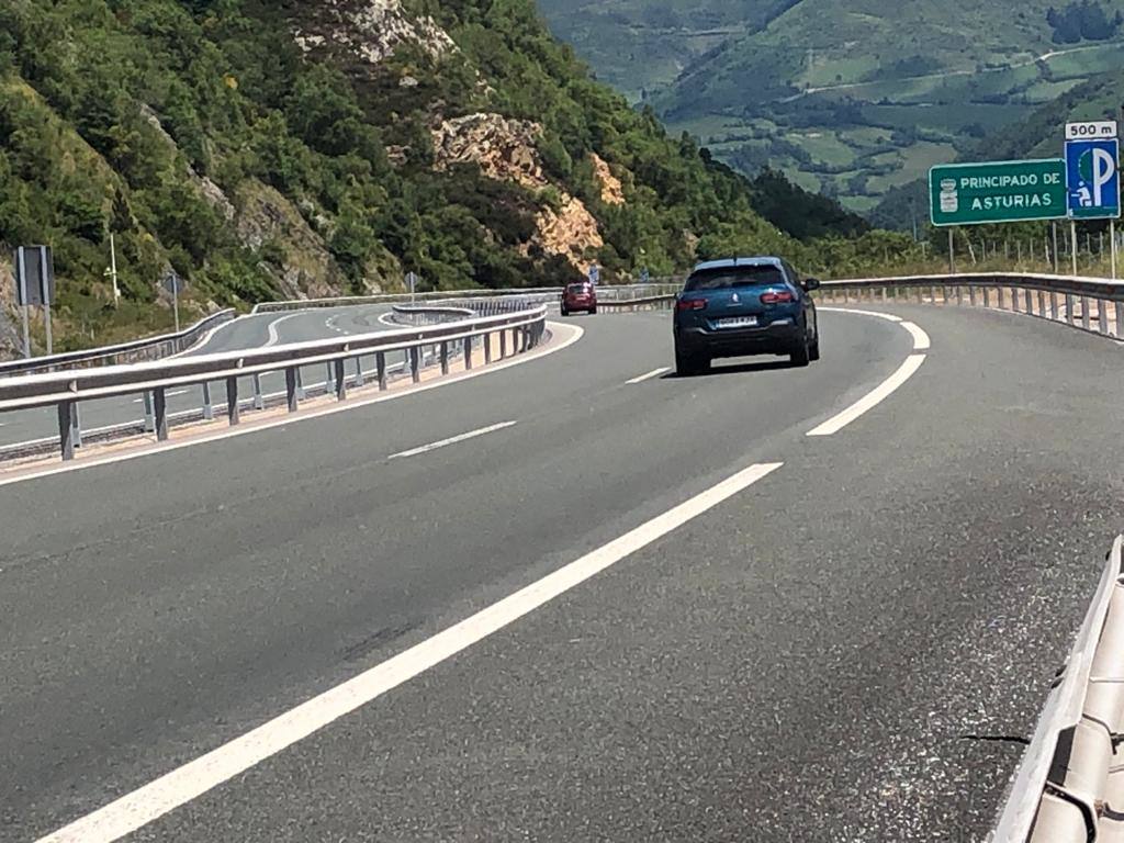 El Principado deja atrás las restricciones y estrena, como el resto del país, la llamada nueva normalidad. Los movimientos entre provincias ya están permitidos a partir del domingo 21 de junio y no han sido pocos los que han aprovechado para cruzar fronteras a visitar a familiares y amigos que, en muchos casos, se encontraban a escasos kilómetros de distancia. La región también ha recibido visitantes desde las comunidades vecinas, algo cotidiano en estas fechas pero que este año, tras el cierre de fronteras el pasado 14 de marzo, cobra especial relevancia. El cambio se ha notado igualmente en los transportes públicos, concretamente en los trayectos de larga distancia, y en el ocio nocturno, ya que los locales ya pudieron abrir su primera noche y muchos clientes se han animado. 