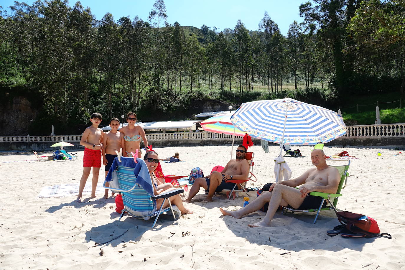 El Principado deja atrás las restricciones y estrena, como el resto del país, la llamada nueva normalidad. Los movimientos entre provincias ya están permitidos a partir del domingo 21 de junio y no han sido pocos los que han aprovechado para cruzar fronteras a visitar a familiares y amigos que, en muchos casos, se encontraban a escasos kilómetros de distancia. La región también ha recibido visitantes desde las comunidades vecinas, algo cotidiano en estas fechas pero que este año, tras el cierre de fronteras el pasado 14 de marzo, cobra especial relevancia. El cambio se ha notado igualmente en los transportes públicos, concretamente en los trayectos de larga distancia, y en el ocio nocturno, ya que los locales ya pudieron abrir su primera noche y muchos clientes se han animado. 