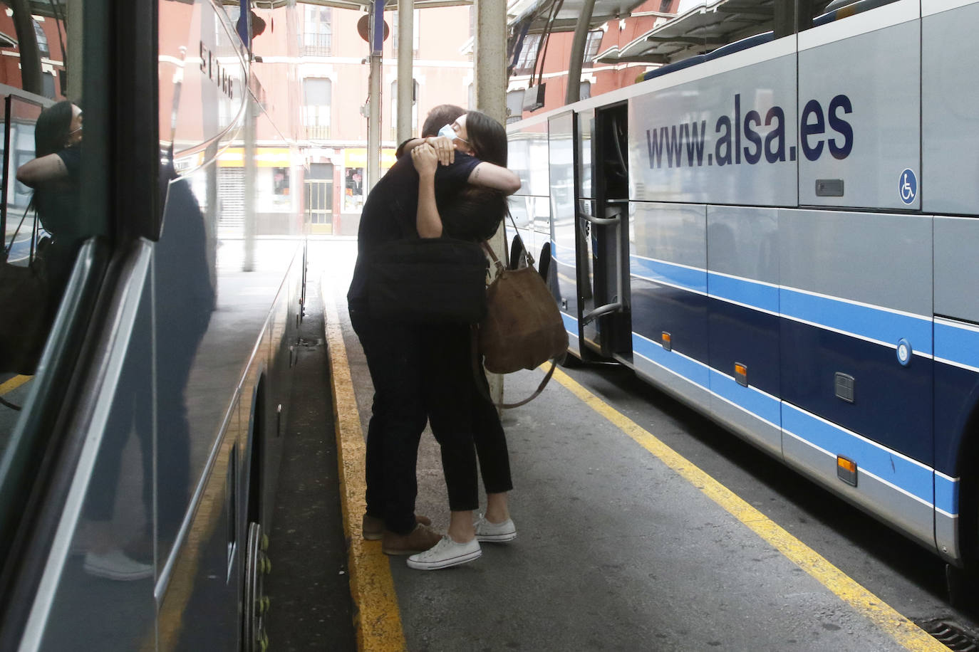 El Principado deja atrás las restricciones y estrena, como el resto del país, la llamada nueva normalidad. Los movimientos entre provincias ya están permitidos a partir del domingo 21 de junio y no han sido pocos los que han aprovechado para cruzar fronteras a visitar a familiares y amigos que, en muchos casos, se encontraban a escasos kilómetros de distancia. La región también ha recibido visitantes desde las comunidades vecinas, algo cotidiano en estas fechas pero que este año, tras el cierre de fronteras el pasado 14 de marzo, cobra especial relevancia. El cambio se ha notado igualmente en los transportes públicos, concretamente en los trayectos de larga distancia, y en el ocio nocturno, ya que los locales ya pudieron abrir su primera noche y muchos clientes se han animado. 