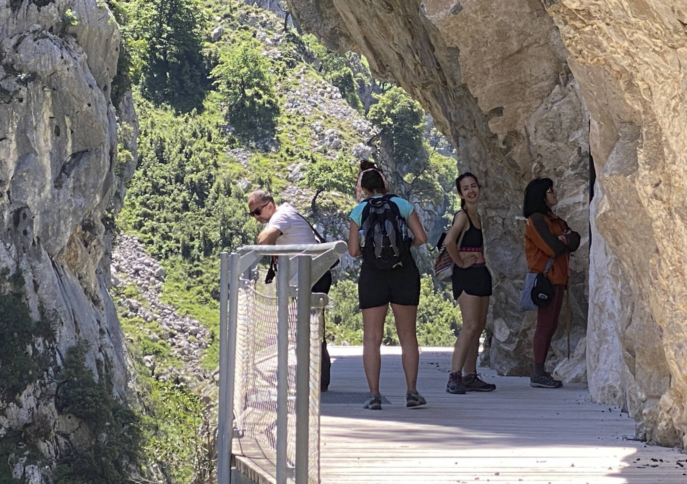 Los aficionados al senderismo han estrenado el verano y la nueva normalidad con un espléndido día para adentrarse en la montaña. El Urriellu, en los Picos de Europa, ha sido el telón de fondo mara muchos de los amantes de este deporte que ha acudido a realizar la popular Ruta del Cares. Poco a poco, el sendero va recuperando su afluencia habitual. 