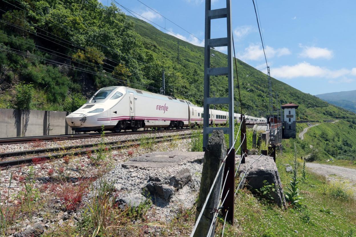 Un tren Alvia, circulando por la rampa de Pajares. 