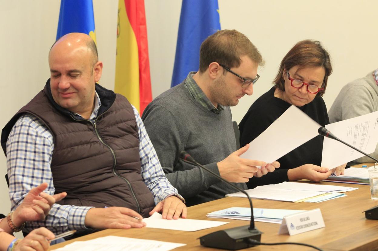 Pedro Leal, Adrián Pumares y Carmen Moriyón, en una reunión de la directiva del partido. 