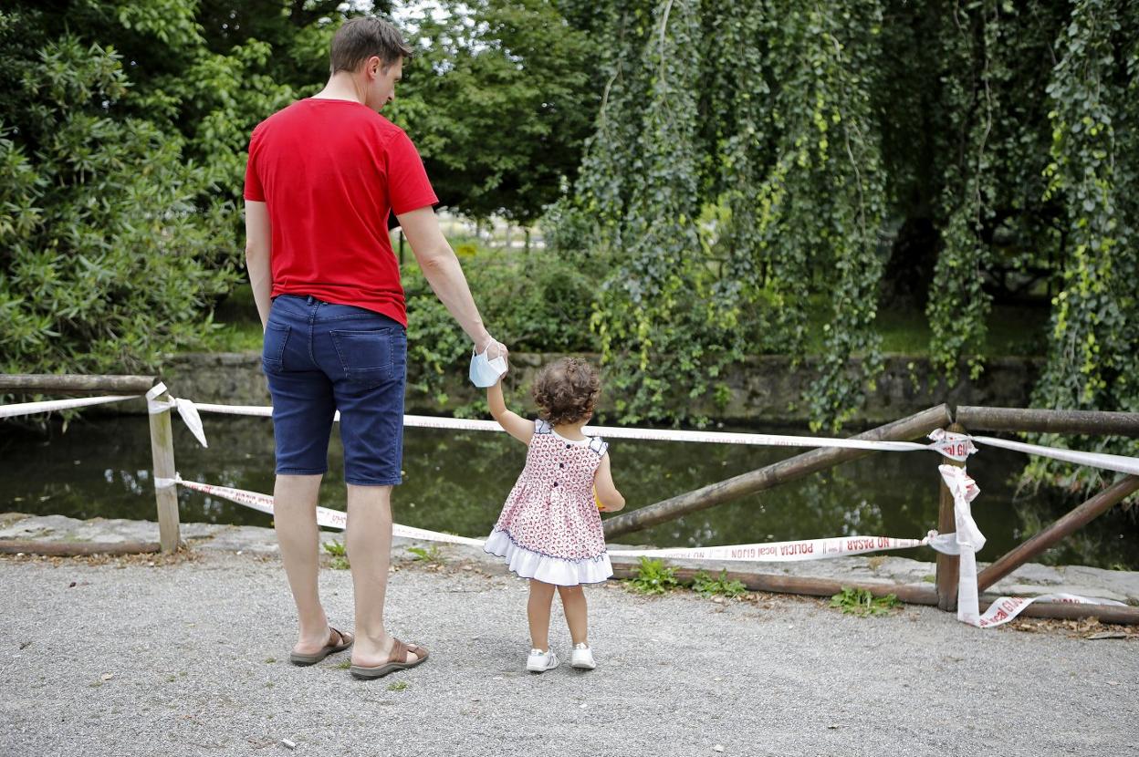 Un padre y su hija, en la zona donde tuvo lugar el accidente. 