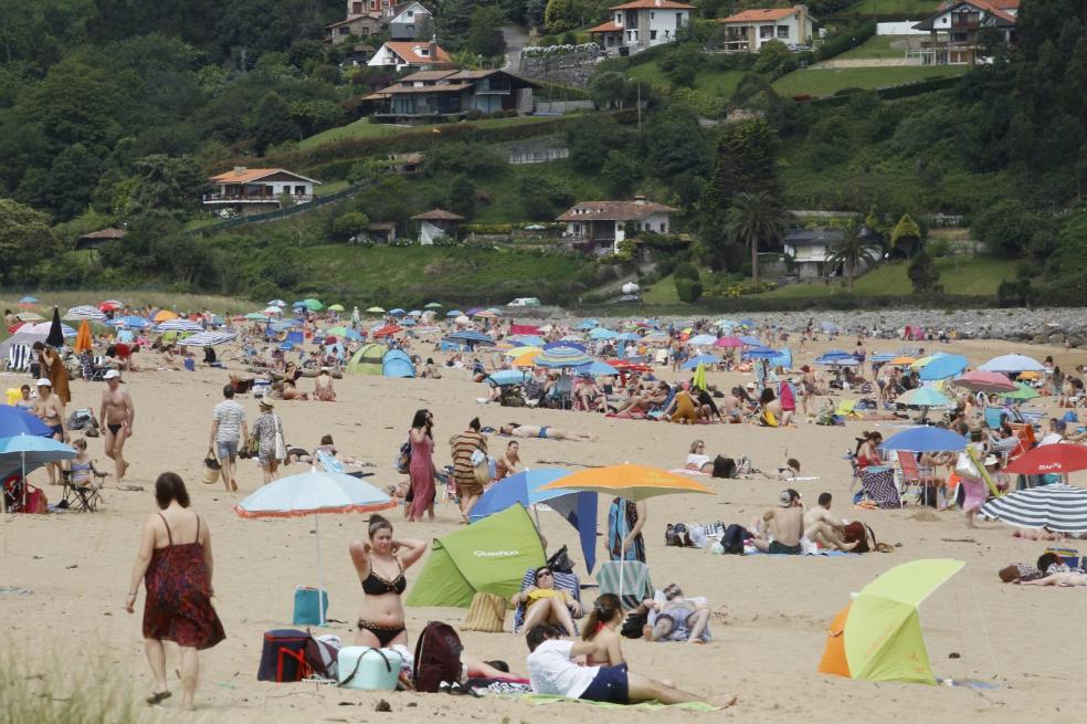 Playa de Rodiles. Aspecto que presentaba el arenal a media mañana. Santo Adriano. Varias familias, en el área recreativa. Toró. La familia Cuervo Peláez disfruta de un día de playa. Senda del oso. Inmortalizando el momento. San Lorenzo. Círculos y cuadrados para marcar parcelas. Ruta del Cares. Un grupo de excursionistas. Lagos de Covadonga. Miembros del Club Vespa Asturias. 