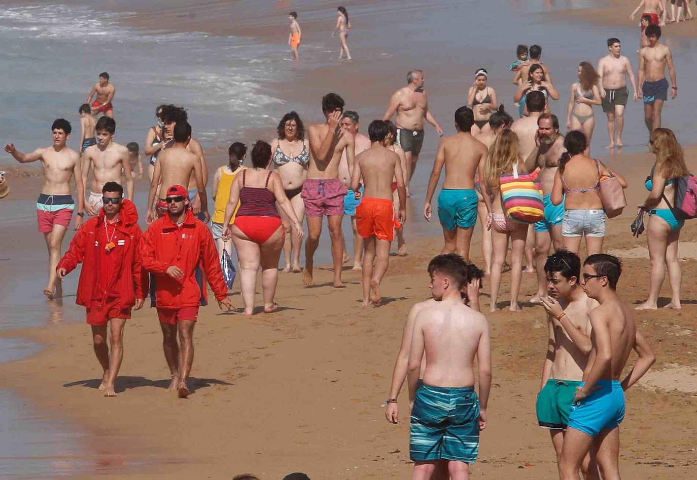 El sol y el calor llevó a la gente a las playas de Gijón. Y lo hizo en masa. Hubo tanta afluencia que incluso tuvo que cerrarse el acceso al principal arenal gijonés, San Lorenzo, para recolocar a las personas. Los acomodadores hoy tuvieron trabajo a destajo para informar a la gente de las condiciones de uso de la playa.