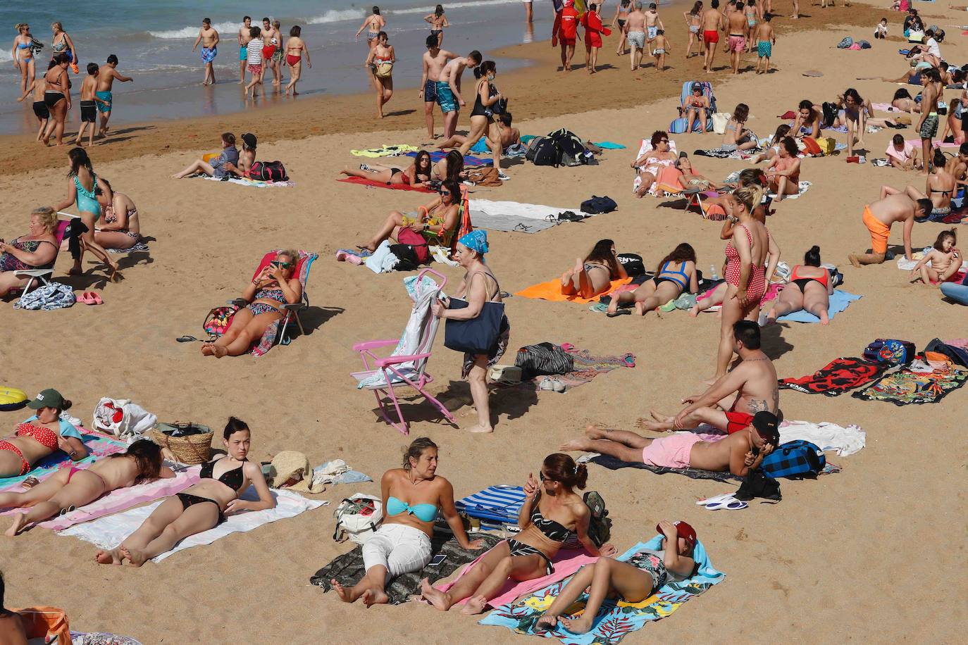 El sol y el calor llevó a la gente a las playas de Gijón. Y lo hizo en masa. Hubo tanta afluencia que incluso tuvo que cerrarse el acceso al principal arenal gijonés, San Lorenzo, para recolocar a las personas. Los acomodadores hoy tuvieron trabajo a destajo para informar a la gente de las condiciones de uso de la playa.