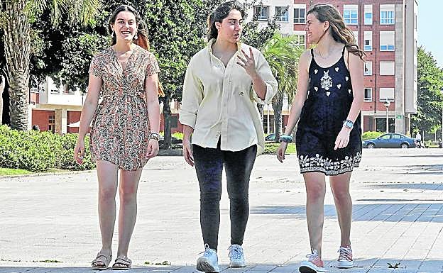 Por la izquierda, Yaiza Granda, Alexia Arredondo y María Losa, alumnas del IES Emilio Alarcos. arnaldo garcía