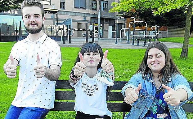 Pablo Suárez, Marina García (en el centro) y Carmen Argüelles. j. pañeda