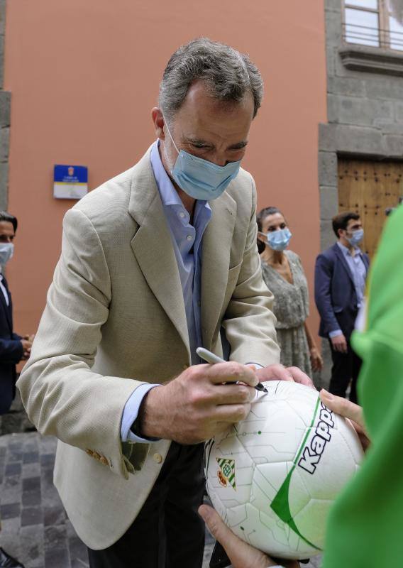 Don Felipe y doña Letizia inician su periplo en Canarias como primer destino de su gira por toda España tras el confinamiento.