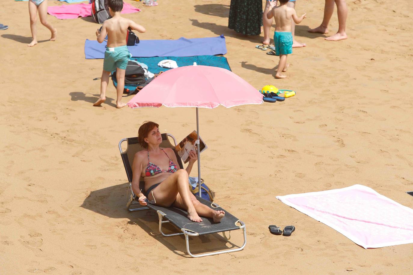 El sol y el buen tiempo desaparecerán unos días en el Principado para dar paso a varias jornadas con fuertes tormentas, tal y como ha alertado la Agencia Estatal de Meteorología (Aemet). Pero los gijoneses han aprovechado los últimos momentos de estabilidad para disfrutar de la playa. 