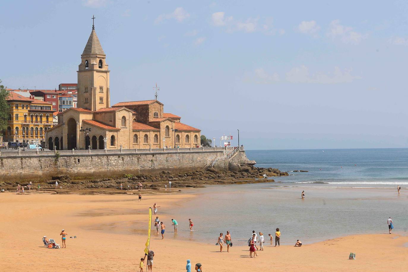 El sol y el buen tiempo desaparecerán unos días en el Principado para dar paso a varias jornadas con fuertes tormentas, tal y como ha alertado la Agencia Estatal de Meteorología (Aemet). Pero los gijoneses han aprovechado los últimos momentos de estabilidad para disfrutar de la playa. 