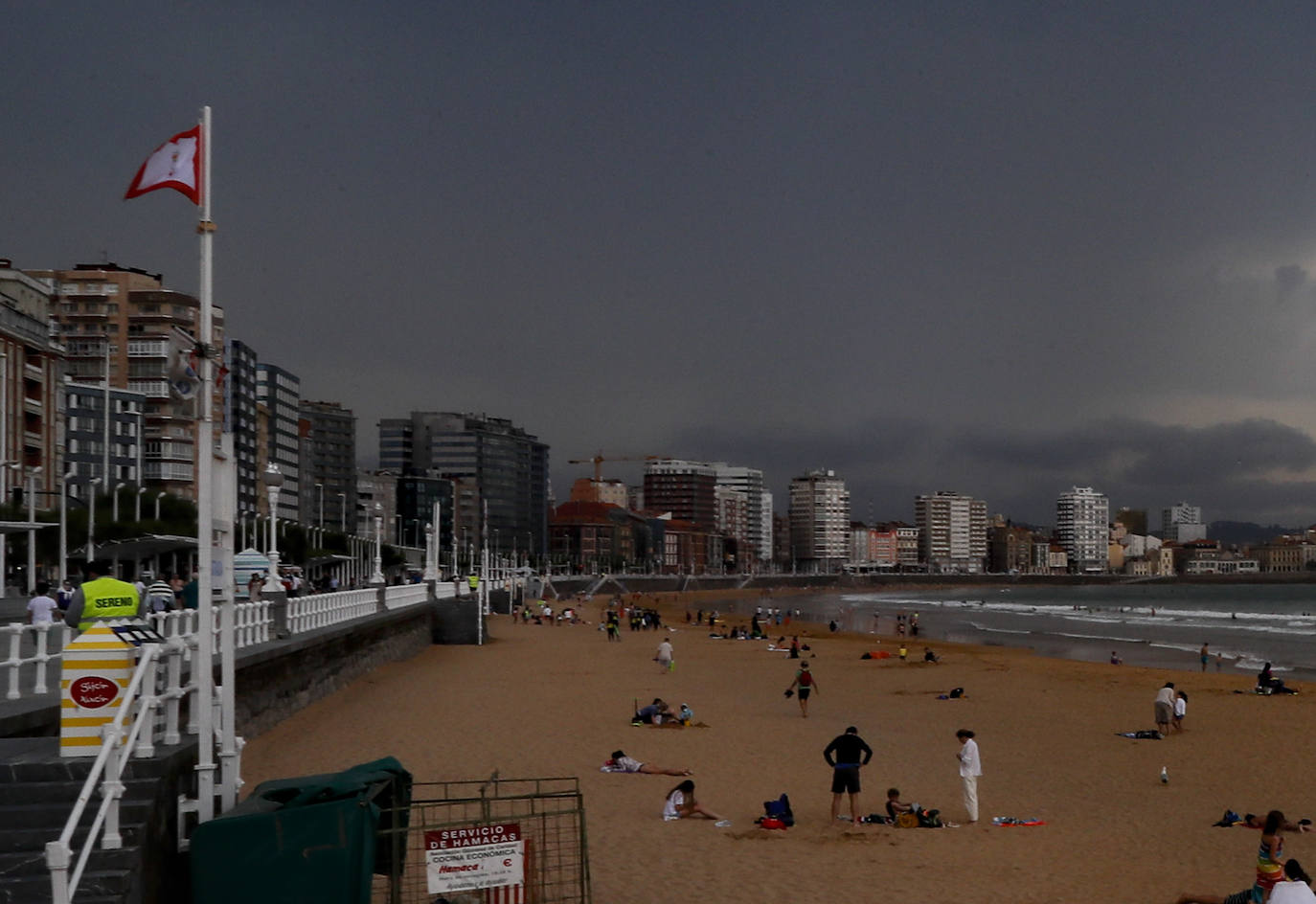 El sol y el buen tiempo desaparecerán unos días en el Principado para dar paso a varias jornadas con fuertes tormentas, tal y como ha alertado la Agencia Estatal de Meteorología (Aemet). Pero los gijoneses han aprovechado los últimos momentos de estabilidad para disfrutar de la playa. 