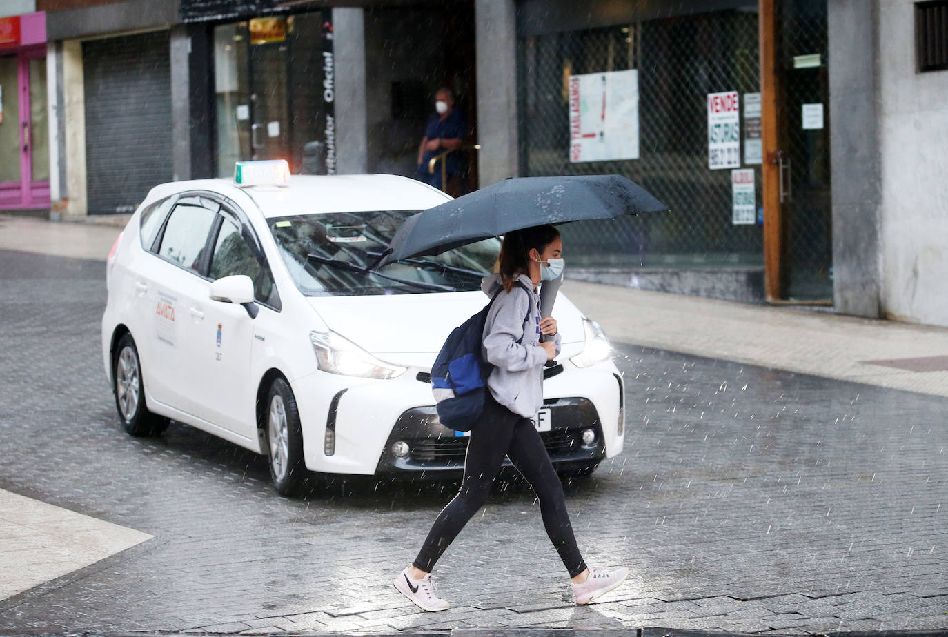 El sol y el buen tiempo desaparecerán unos días en el Principado para dar paso a varias jornadas con fuertes tormentas, tal y como ha alertado la Agencia Estatal de Meteorología (Aemet). Pero los gijoneses han aprovechado los últimos momentos de estabilidad para disfrutar de la playa. 