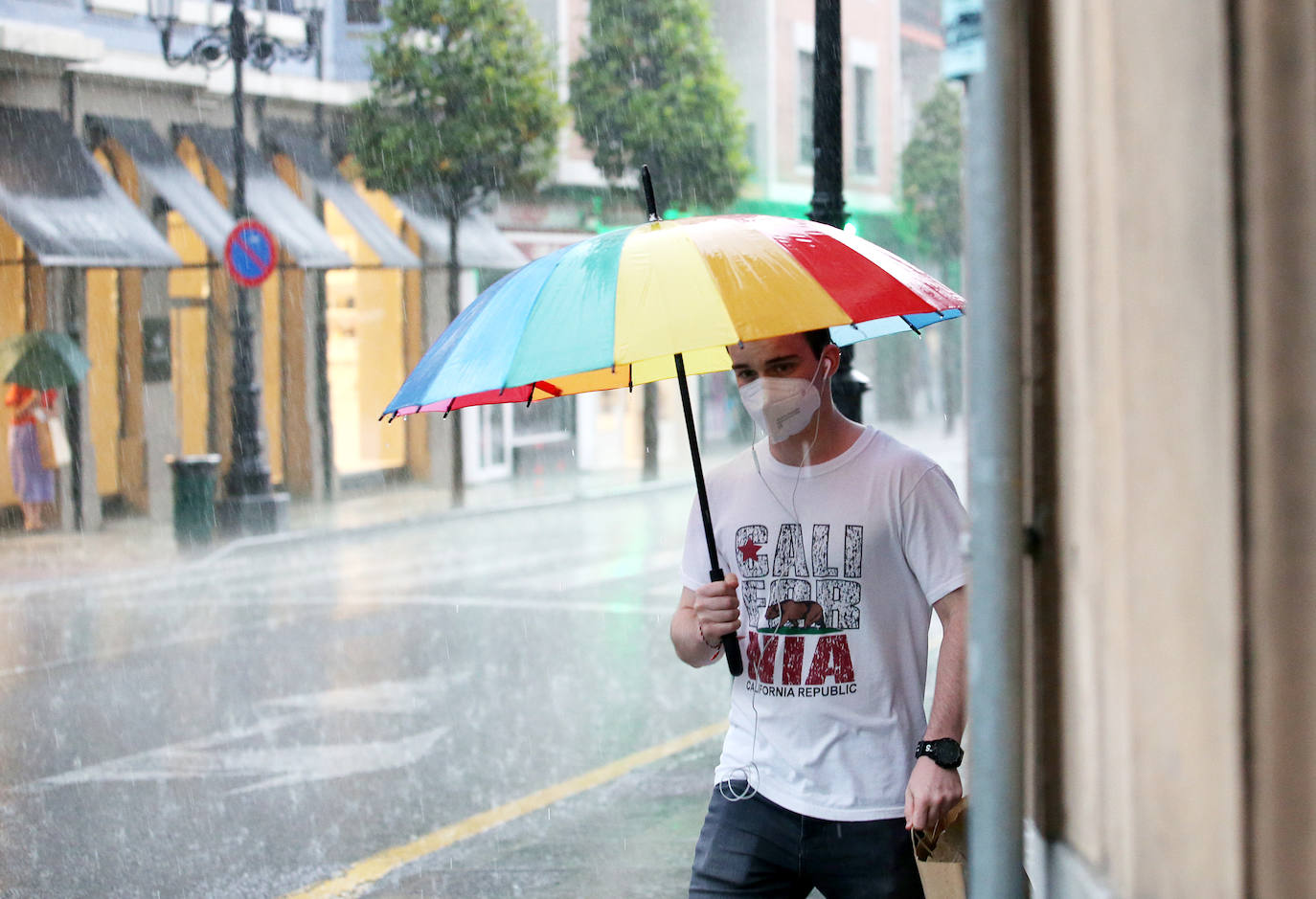 El sol y el buen tiempo desaparecerán unos días en el Principado para dar paso a varias jornadas con fuertes tormentas, tal y como ha alertado la Agencia Estatal de Meteorología (Aemet). Pero los gijoneses han aprovechado los últimos momentos de estabilidad para disfrutar de la playa. 