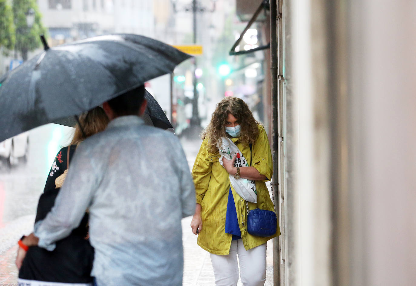 El sol y el buen tiempo desaparecerán unos días en el Principado para dar paso a varias jornadas con fuertes tormentas, tal y como ha alertado la Agencia Estatal de Meteorología (Aemet). Pero los gijoneses han aprovechado los últimos momentos de estabilidad para disfrutar de la playa. 