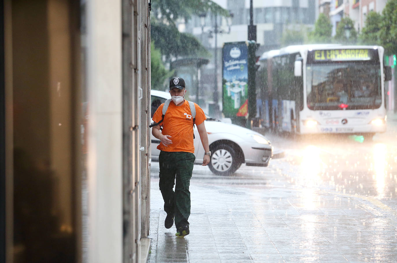 El sol y el buen tiempo desaparecerán unos días en el Principado para dar paso a varias jornadas con fuertes tormentas, tal y como ha alertado la Agencia Estatal de Meteorología (Aemet). Pero los gijoneses han aprovechado los últimos momentos de estabilidad para disfrutar de la playa. 