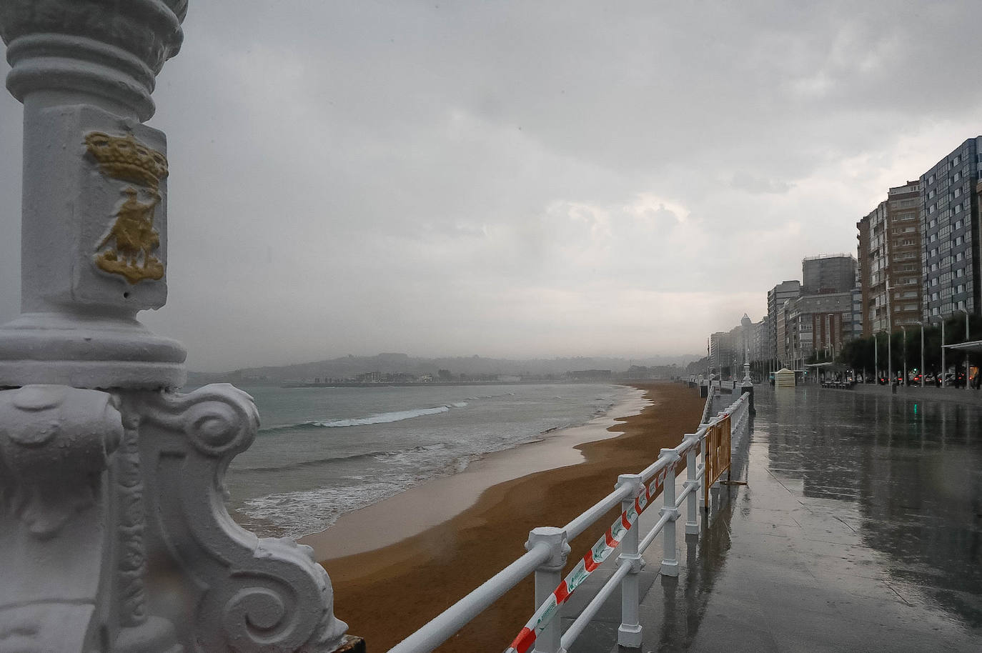 El sol y el buen tiempo desaparecerán unos días en el Principado para dar paso a varias jornadas con fuertes tormentas, tal y como ha alertado la Agencia Estatal de Meteorología (Aemet). Pero los gijoneses han aprovechado los últimos momentos de estabilidad para disfrutar de la playa. 