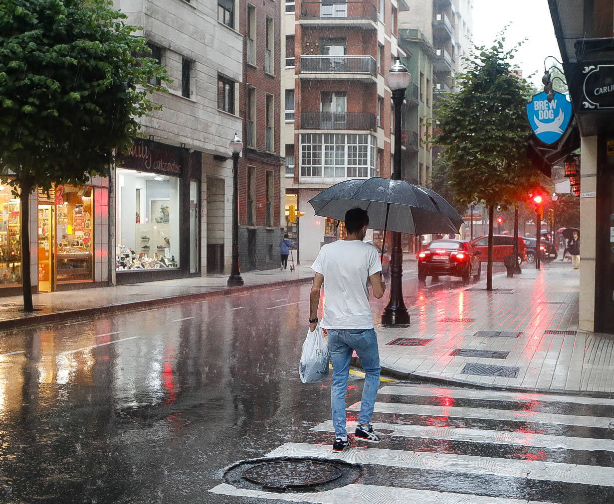 El sol y el buen tiempo desaparecerán unos días en el Principado para dar paso a varias jornadas con fuertes tormentas, tal y como ha alertado la Agencia Estatal de Meteorología (Aemet). Pero los gijoneses han aprovechado los últimos momentos de estabilidad para disfrutar de la playa. 