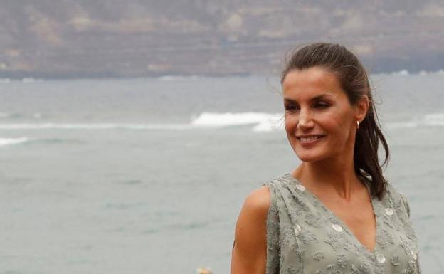 La reina Letizia comienza la gira de visitas por España con vestido de rebajas y alpargatas