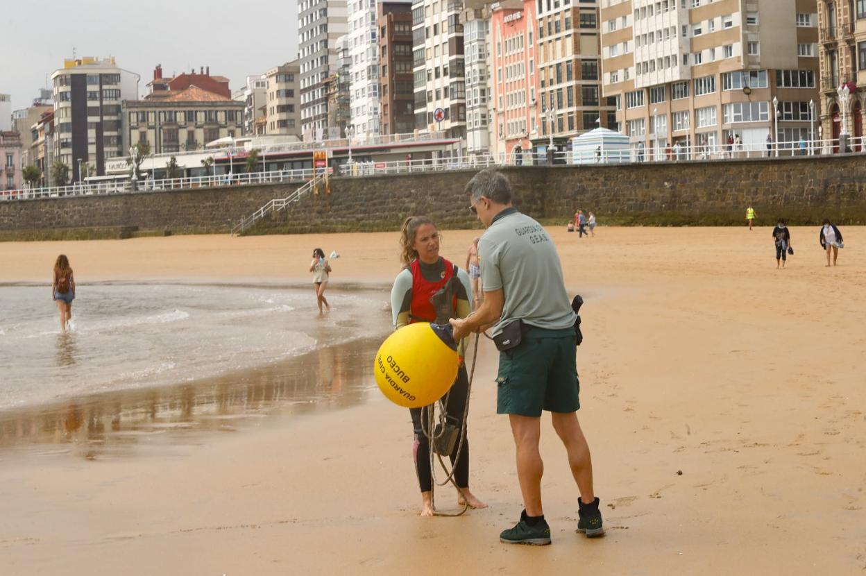 Un miembro del GEAS recogió ayer la boya de localización. 
