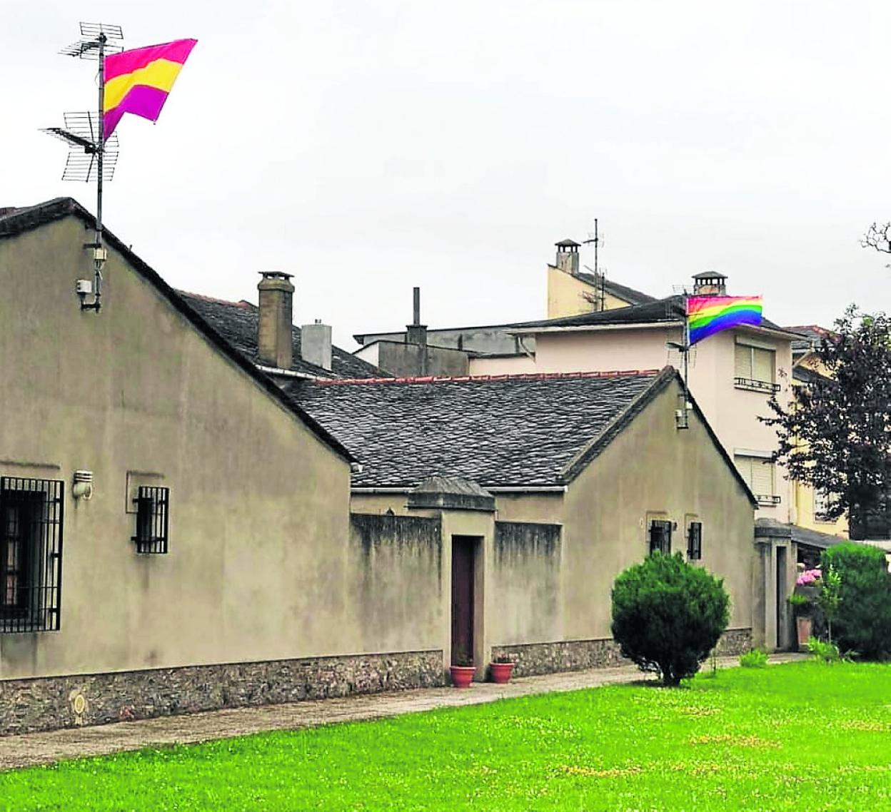 Una de las casas de la familia, con las banderas de la república y del movimiento LGTB. 