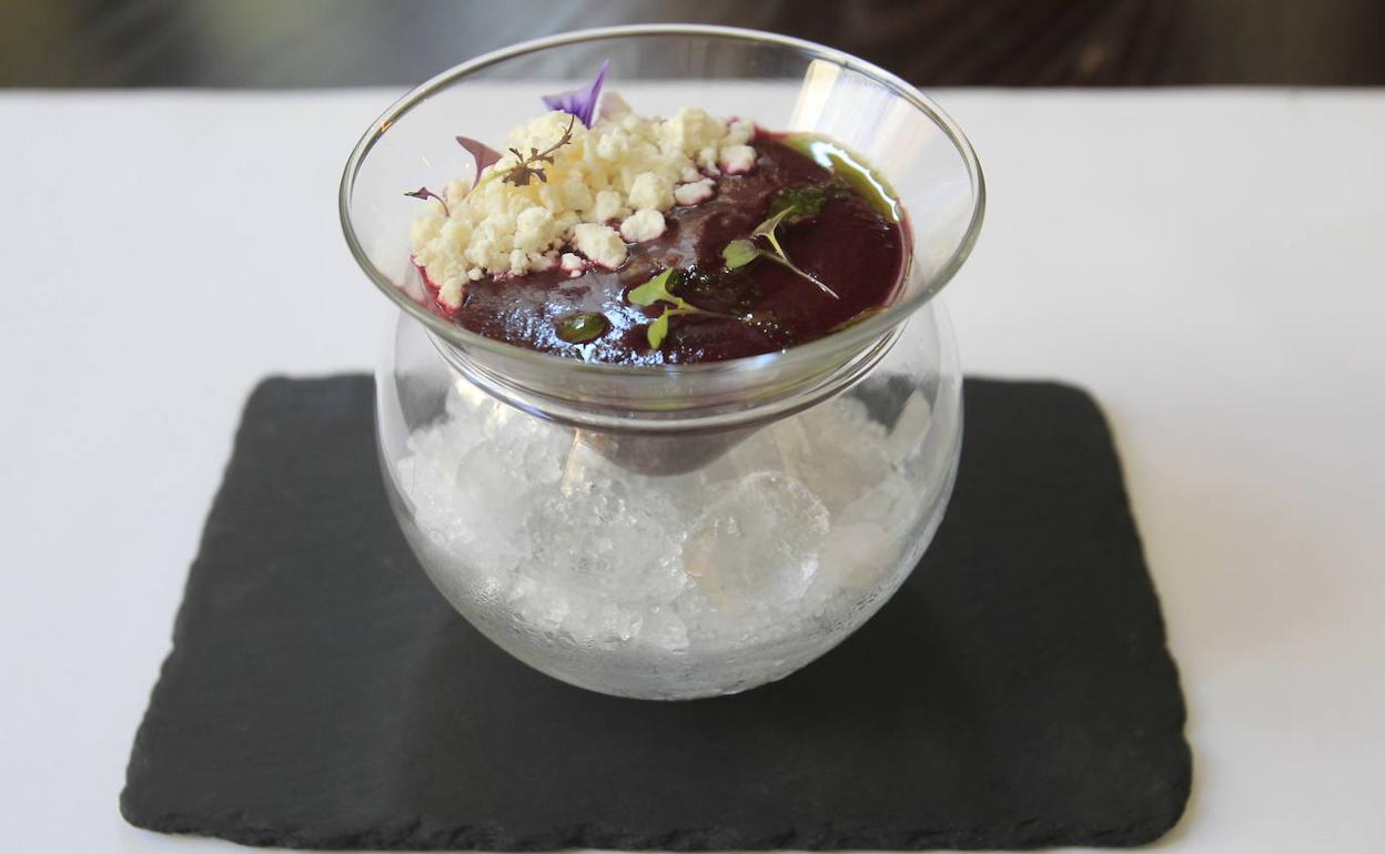 Gazpacho de cerezas y nieve de queso de cabra