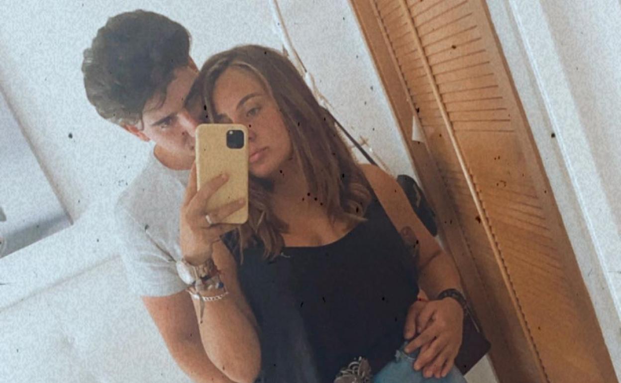 Rocío Flores posa con su novio. 