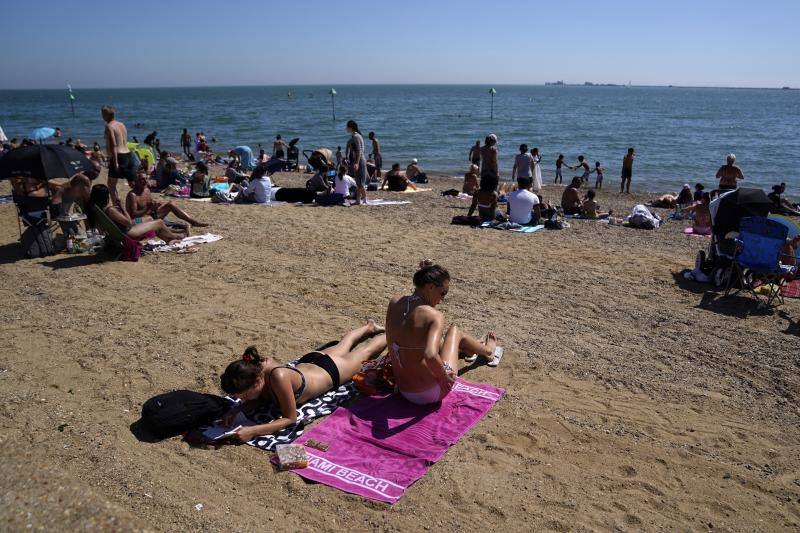 La ola de calor que azota Europa empujó a los británicos a las playas en masa este jueves, lo que llevó a las autoridades locales a llamar a la policía para dispersarlos debido a la pandemia de coronavirus. «No estamos en condiciones de recibir tantos visitantes en este momento (...) por favor no vengan, no estamos listos para recibirlos», suplicó la alcaldesa de Bournemouth.