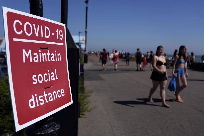 La ola de calor que azota Europa empujó a los británicos a las playas en masa este jueves, lo que llevó a las autoridades locales a llamar a la policía para dispersarlos debido a la pandemia de coronavirus. «No estamos en condiciones de recibir tantos visitantes en este momento (...) por favor no vengan, no estamos listos para recibirlos», suplicó la alcaldesa de Bournemouth.