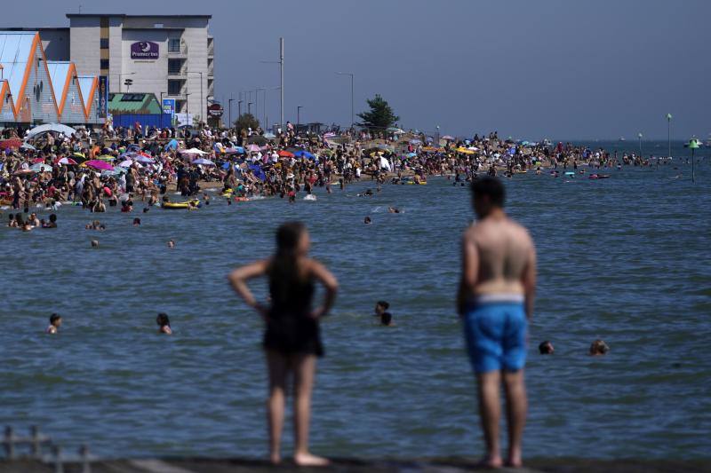 La ola de calor que azota Europa empujó a los británicos a las playas en masa este jueves, lo que llevó a las autoridades locales a llamar a la policía para dispersarlos debido a la pandemia de coronavirus. «No estamos en condiciones de recibir tantos visitantes en este momento (...) por favor no vengan, no estamos listos para recibirlos», suplicó la alcaldesa de Bournemouth.