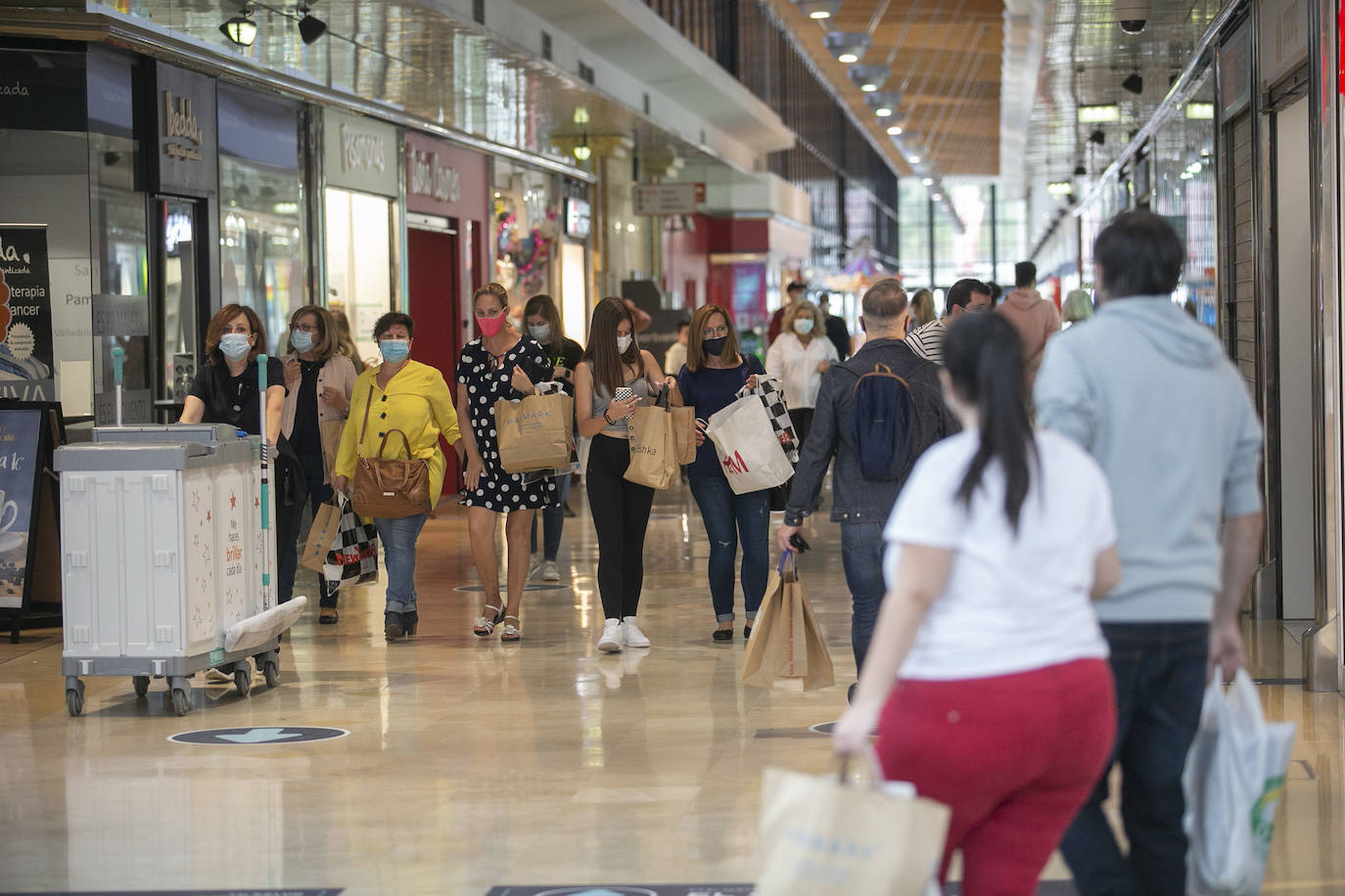 Muchas tiendas han adelantado la campaña de descuentos, que oficialmente comienza el 1 de julio, para vender el exceso de stock acumulado a lo largo de los meses que no pudieron abrir. La campaña de rebajas de verano se ha iniciado este jueves y los asturianos, ataviados con mascarillas y respetando la distancia de seguridad, han aprovechado para adquirir productos con descuentos significativos. 