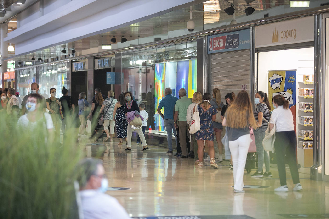 Muchas tiendas han adelantado la campaña de descuentos, que oficialmente comienza el 1 de julio, para vender el exceso de stock acumulado a lo largo de los meses que no pudieron abrir. La campaña de rebajas de verano se ha iniciado este jueves y los asturianos, ataviados con mascarillas y respetando la distancia de seguridad, han aprovechado para adquirir productos con descuentos significativos. 