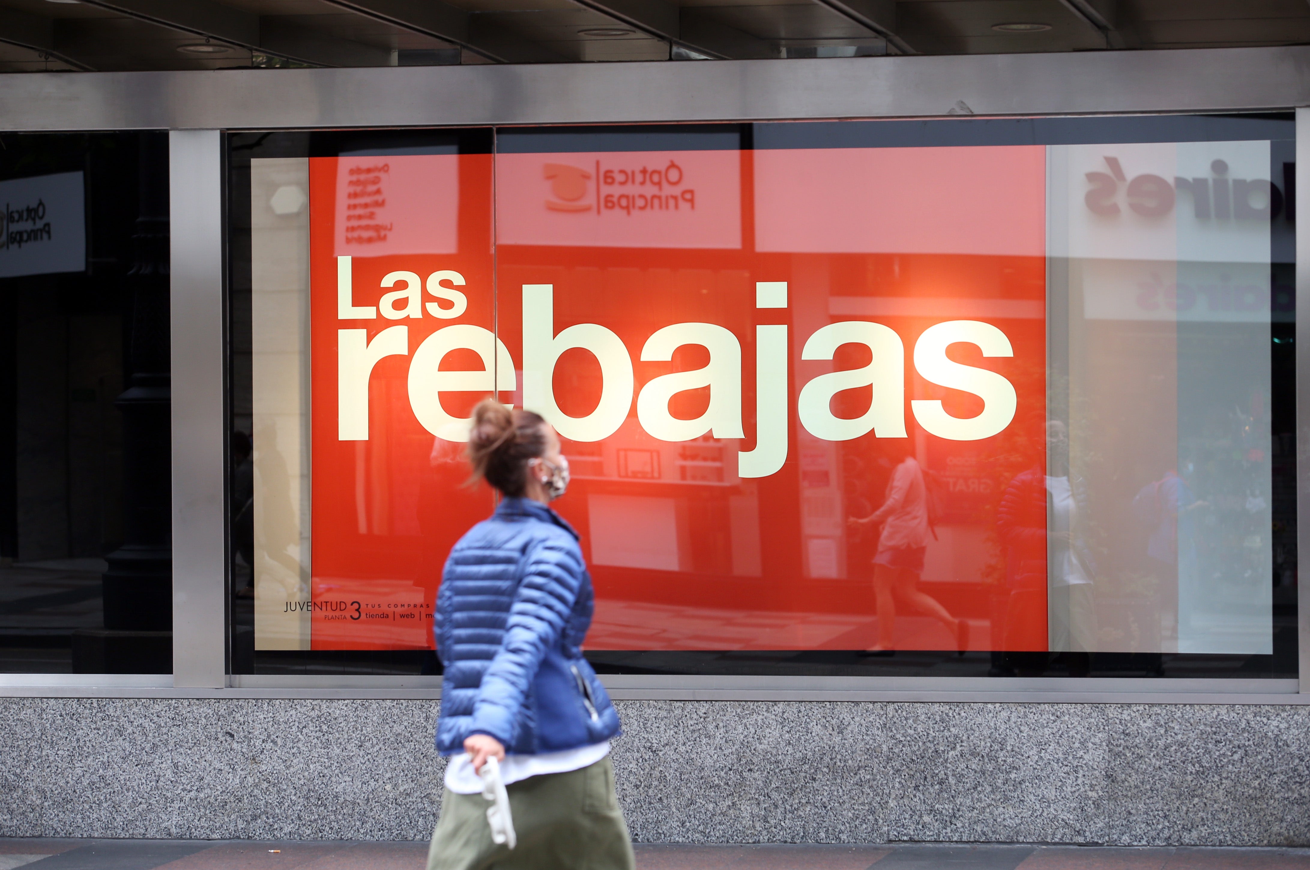 Muchas tiendas han adelantado la campaña de descuentos, que oficialmente comienza el 1 de julio, para vender el exceso de stock acumulado a lo largo de los meses que no pudieron abrir. La campaña de rebajas de verano se ha iniciado este jueves y los asturianos, ataviados con mascarillas y respetando la distancia de seguridad, han aprovechado para adquirir productos con descuentos significativos. 