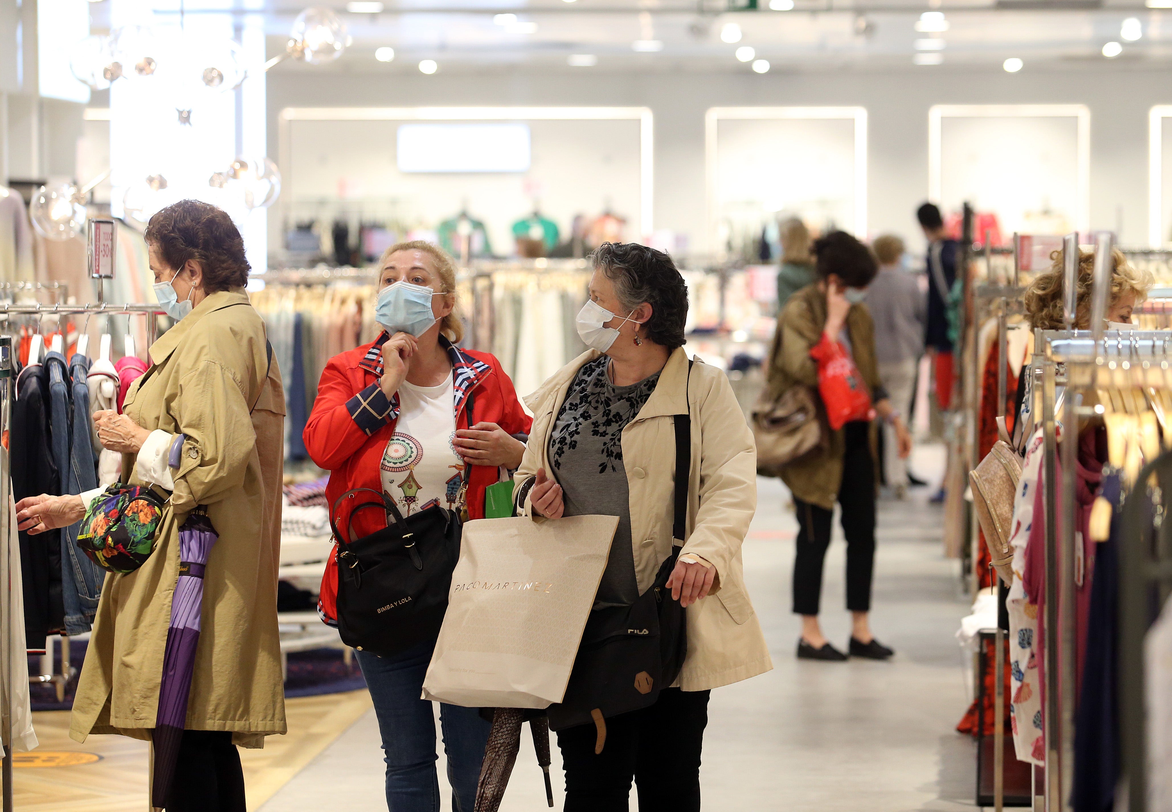 Muchas tiendas han adelantado la campaña de descuentos, que oficialmente comienza el 1 de julio, para vender el exceso de stock acumulado a lo largo de los meses que no pudieron abrir. La campaña de rebajas de verano se ha iniciado este jueves y los asturianos, ataviados con mascarillas y respetando la distancia de seguridad, han aprovechado para adquirir productos con descuentos significativos. 