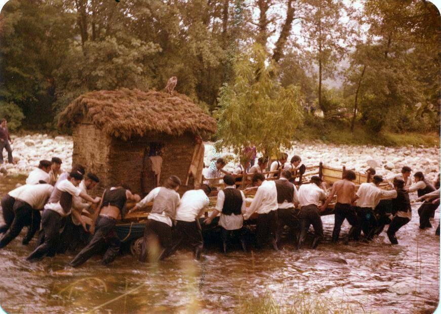 El Descenso Folklórico del Nalón, que este año cancelará todos sus actos, recibe el título de Fiesta de Interés Turístico Nacional. La organización, agradecida por la distinción, ya piensa en 2021. Este es un homenaje histórico a una de las fiestas más populares de Asturias.