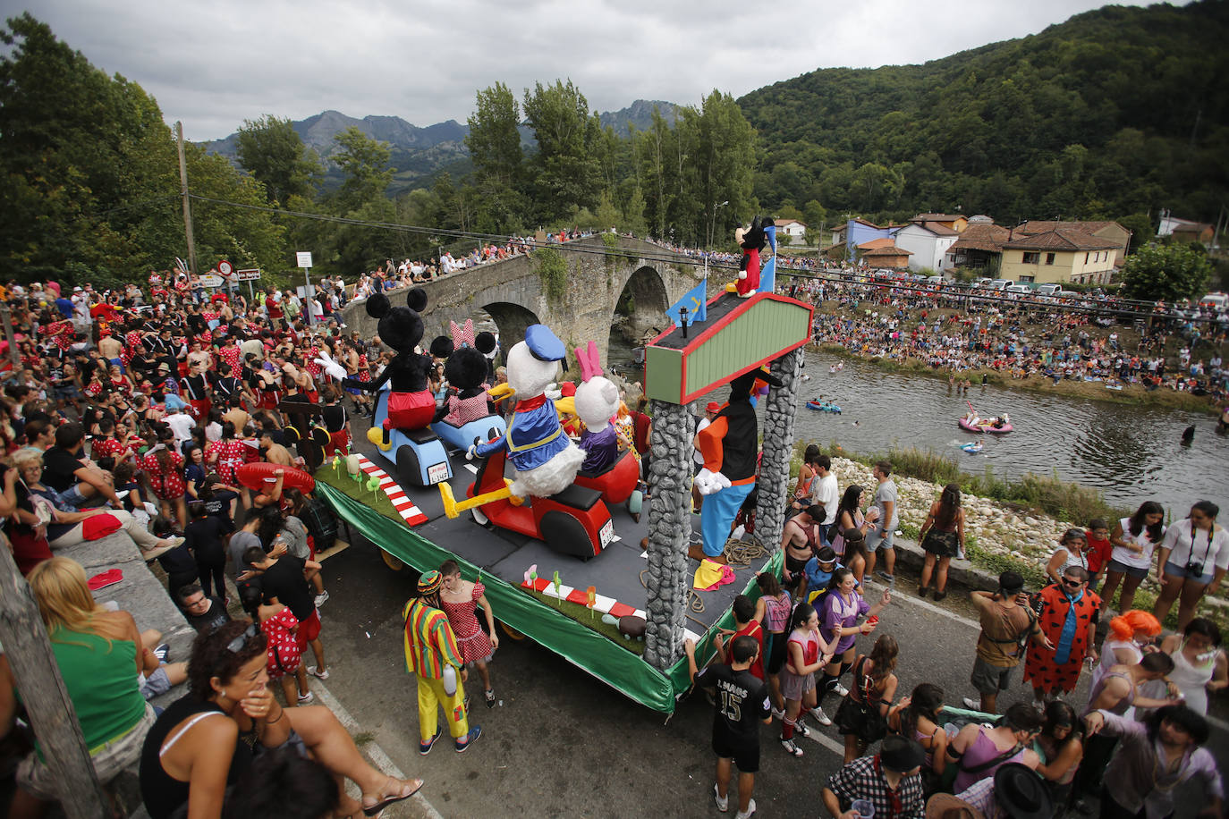 El Descenso Folklórico del Nalón, que este año cancelará todos sus actos, recibe el título de Fiesta de Interés Turístico Nacional. La organización, agradecida por la distinción, ya piensa en 2021. Este es un homenaje histórico a una de las fiestas más populares de Asturias.