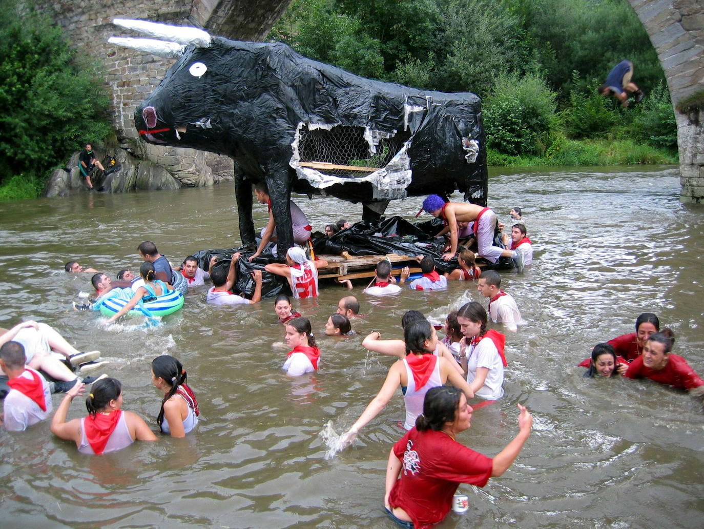 El Descenso Folklórico del Nalón, que este año cancelará todos sus actos, recibe el título de Fiesta de Interés Turístico Nacional. La organización, agradecida por la distinción, ya piensa en 2021. Este es un homenaje histórico a una de las fiestas más populares de Asturias.