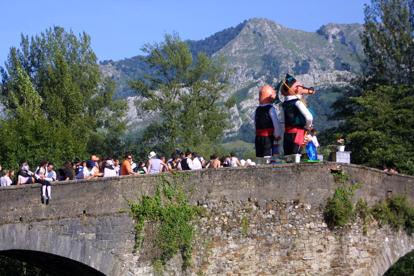 El Descenso Folklórico del Nalón, que este año cancelará todos sus actos, recibe el título de Fiesta de Interés Turístico Nacional. La organización, agradecida por la distinción, ya piensa en 2021. Este es un homenaje histórico a una de las fiestas más populares de Asturias.