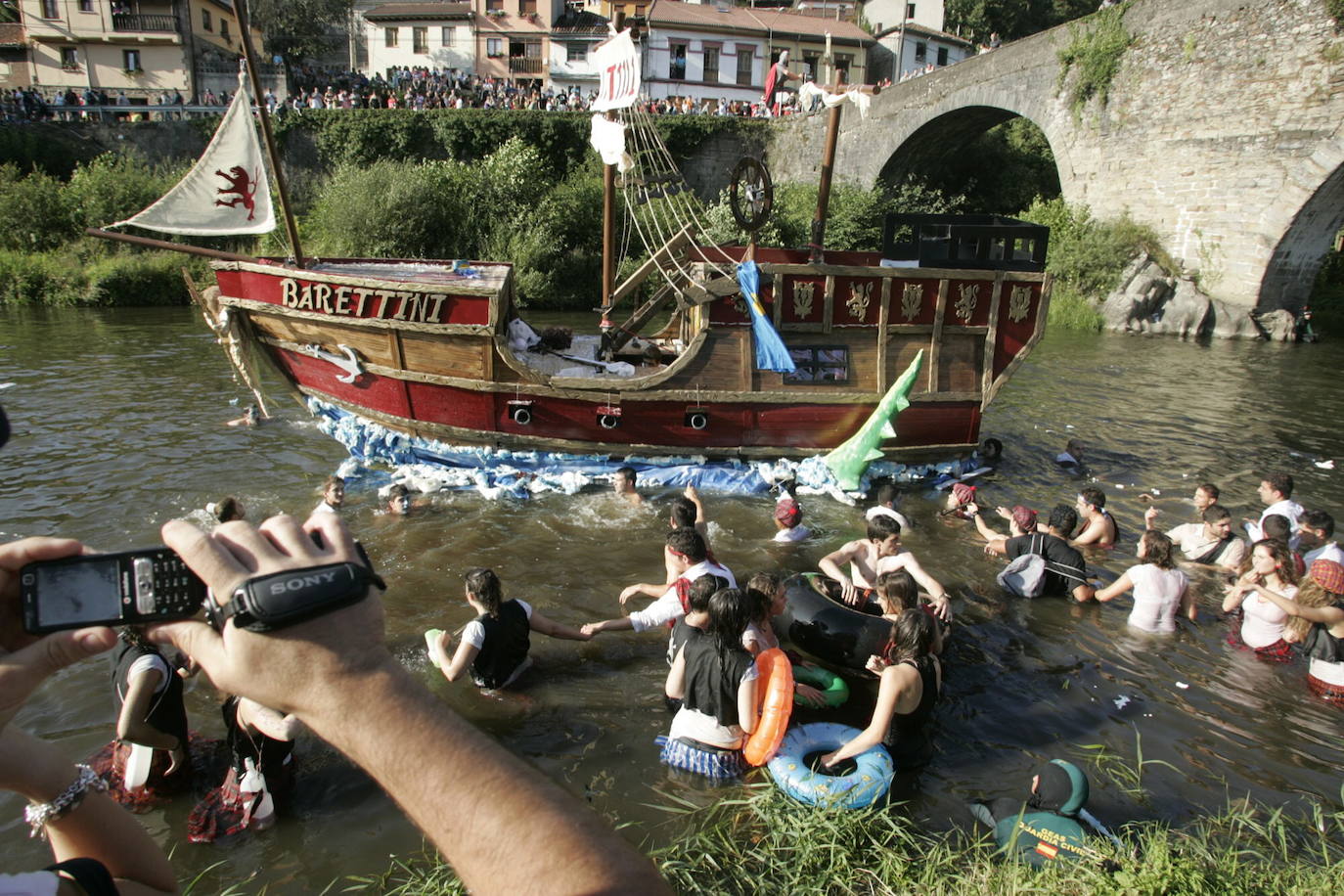 El Descenso Folklórico del Nalón, que este año cancelará todos sus actos, recibe el título de Fiesta de Interés Turístico Nacional. La organización, agradecida por la distinción, ya piensa en 2021. Este es un homenaje histórico a una de las fiestas más populares de Asturias.