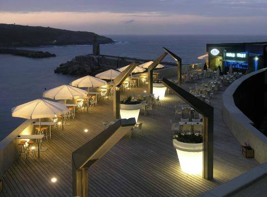 19. Terraza Miramar | Este espectacular lugar se encuentra en el paseo del Muelle de Luarca. Su nombre ya indica uno de sus grandes atractivos, pero también ofrece gastronomía y copas.