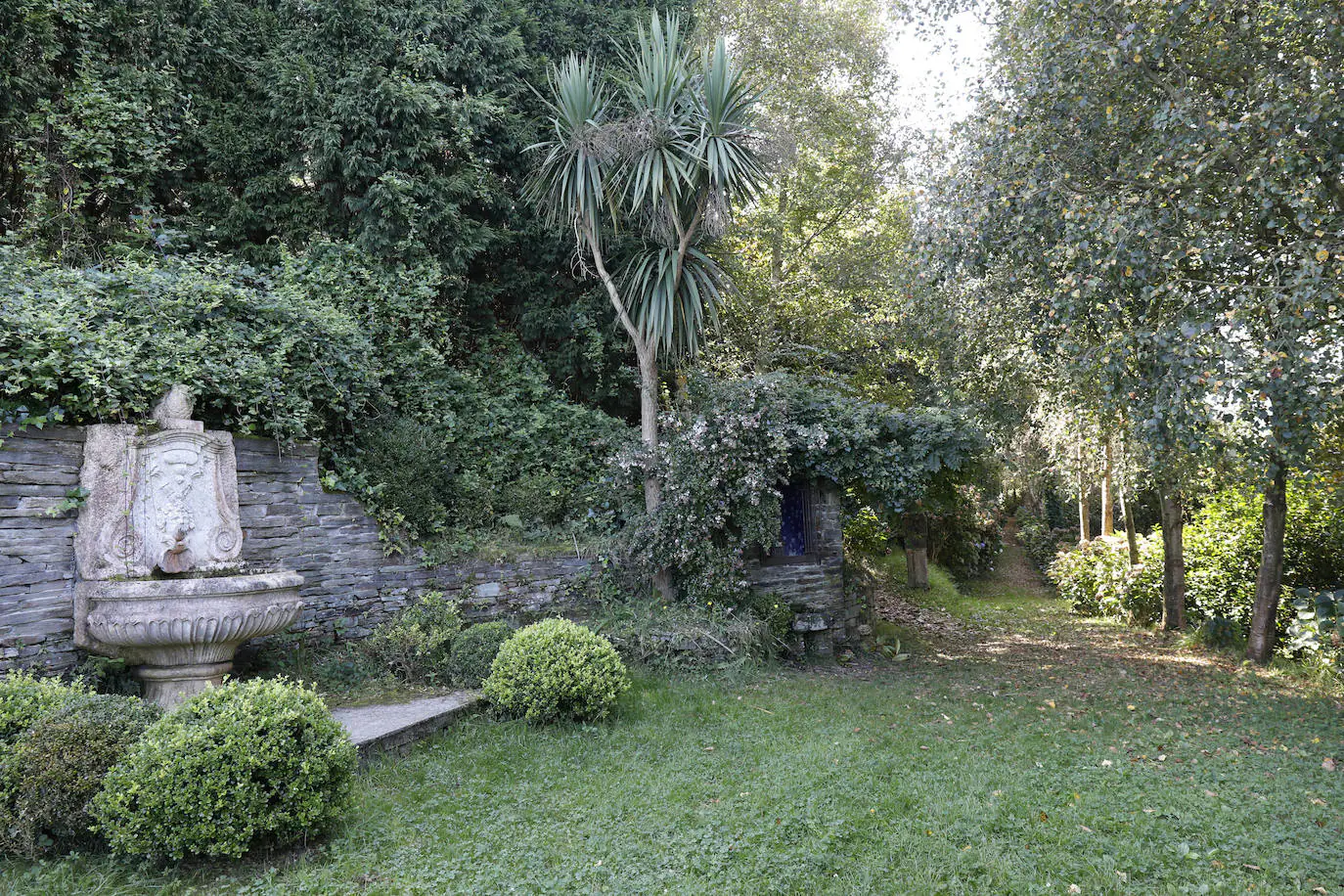 15. Visita a los jardines de la Fonte Baixa (El Chano, Valdés) | Este jardín botánico de 20 hectáreas ofrece visitas guiadas en las que se podrá disfrutar de azaleas, rododendros, hayas, camelias, cedros, sauces llorones, araucarias, bambú, etc. Además, los distintos caminos y sendas establecidos te descubrirán algo más que la interesante vegetación y flora: fuentes, esculturas y arcos completarán el recorrido. Es recomendable reservar con antelación)