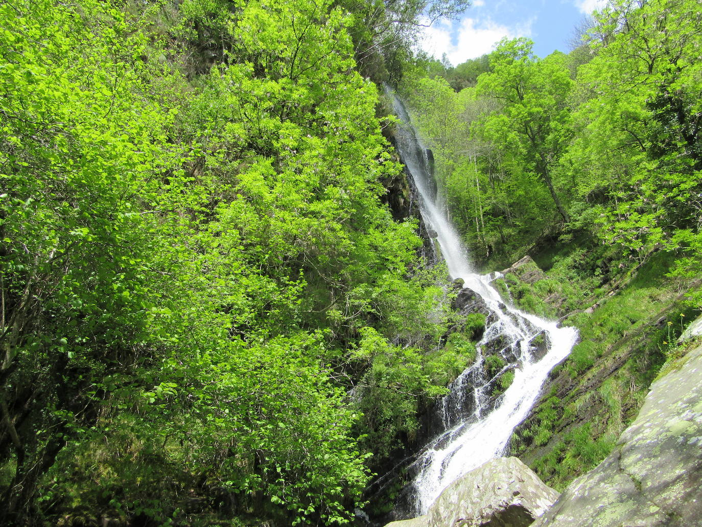 38. Caminar hasta las Cascadas de Seimeira, en Santa Eulalia de Oscos | Al finalizar esta ruta, que permite contemplar el misterioso pueblo abandonado de A Ancadeira, podremos observar cómo se precipita el agua desde más de 20 metros de altura; todo un espectáculo que recuerda la maravilla de la naturaleza. 