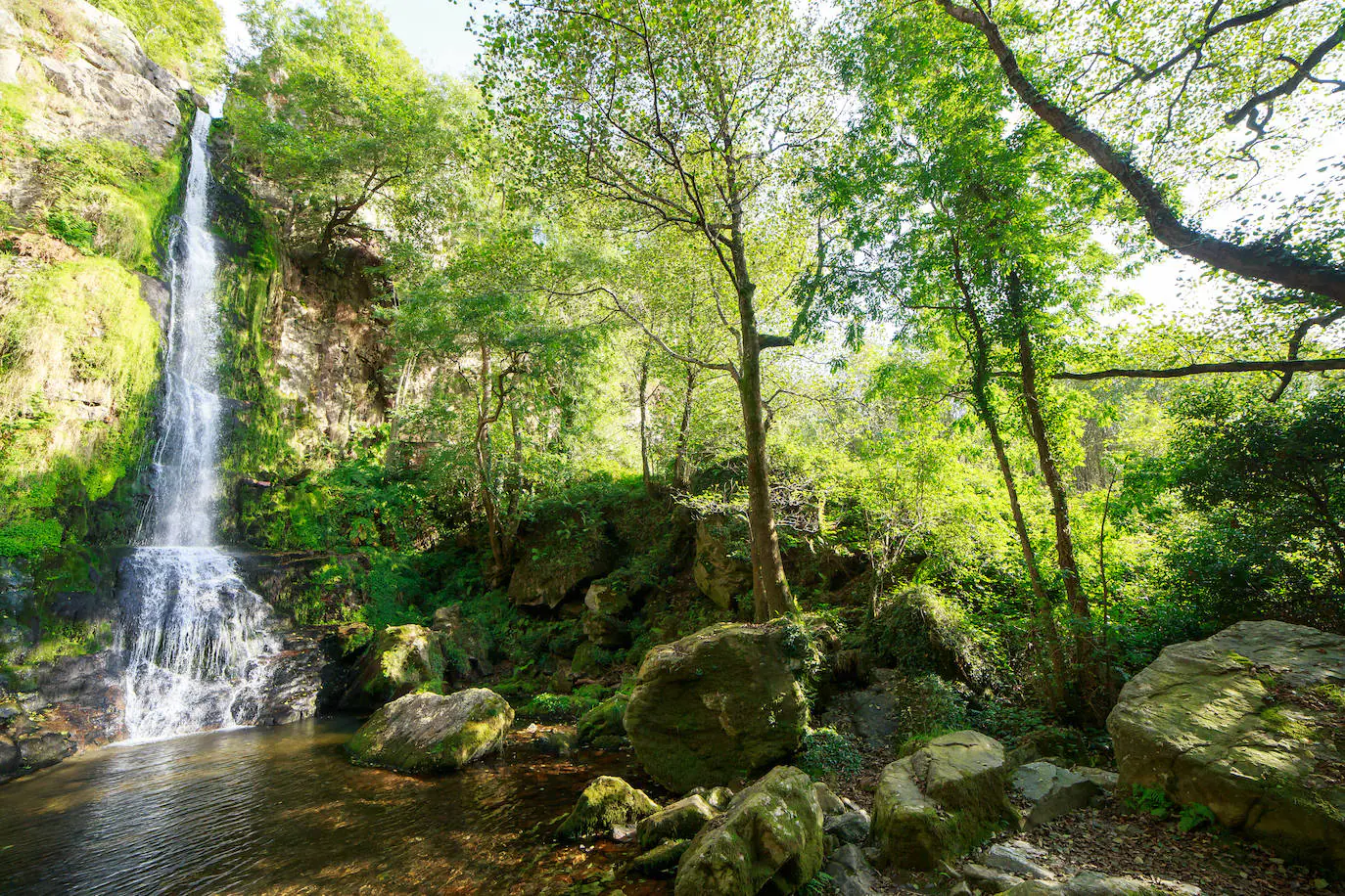 41. Ruta hasta las Cascadas de Oneta | A tan solo un kilómetro y medio de la localidad de Oneta podemos encontrar estas tres hermosas cascadas, rodeadas de un paraje espectacular. 