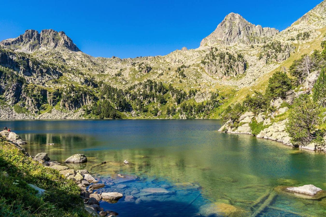 Este majestuoso Parque situado en pleno corazón del Pirineo de Lleida destaca por la singular belleza de sus paisajes y por la riqueza de flora y fauna que estos acogen en cada rincón. Un espacio repleto de bosques de pino negro centenarios, abetos, casi 200 lagos de alta montaña y especies únicas como como el urogallo, la marmota o incluso el mítico quebrantahuesos. En este Parque Nacional se pueden observar fenómenos glaciares como valles en forma de U y lagos naturales.