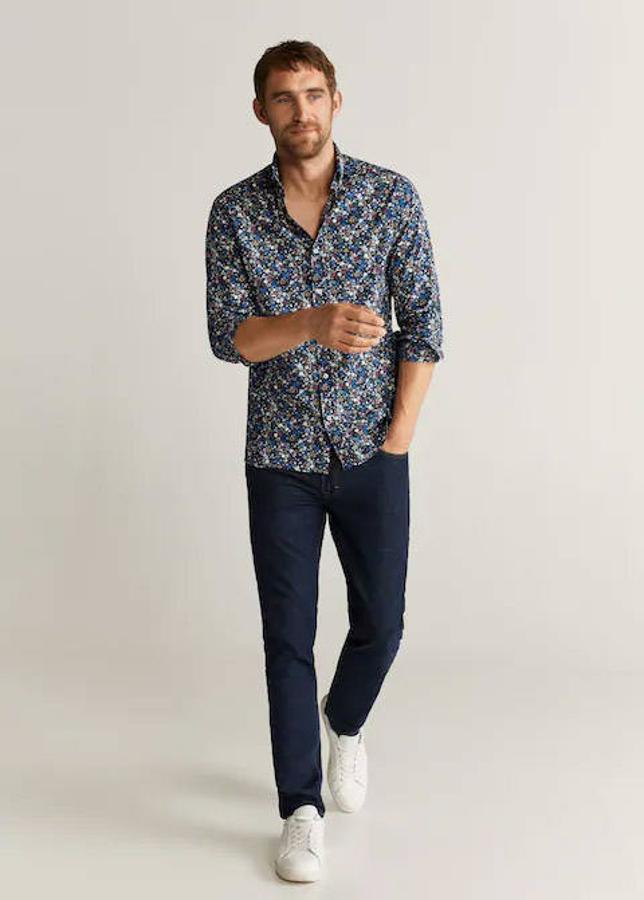 Camisa slim fit con estampado floral de Mango, 14,99 euros.